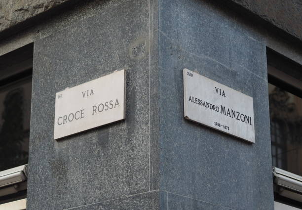 milan, italie: 8 octobre 2019: corner croce rossa street et montenapoleone street - via monte napoleone photos et images de collection