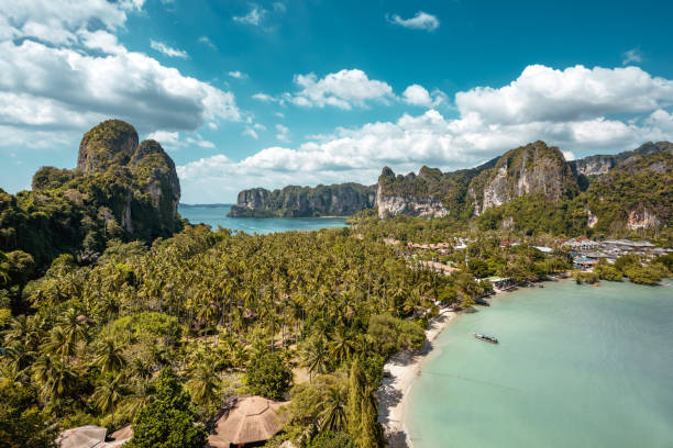 vista aérea playa railay krabi tailandia - phuket province beach blue cliff fotografías e imágenes de stock