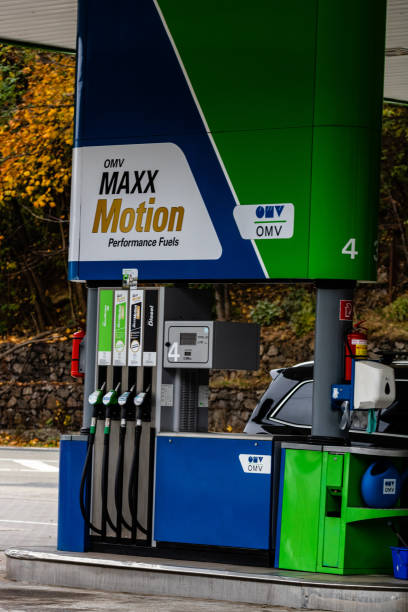 omv, maxx motion, combustibles de rendimiento. vista de la gasolinera omv. bucarest, rumania, 2019 - omv fotografías e imágenes de stock