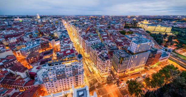 vista aerea panoramica del centro di madrid al tramonto - gran vía foto e immagini stock