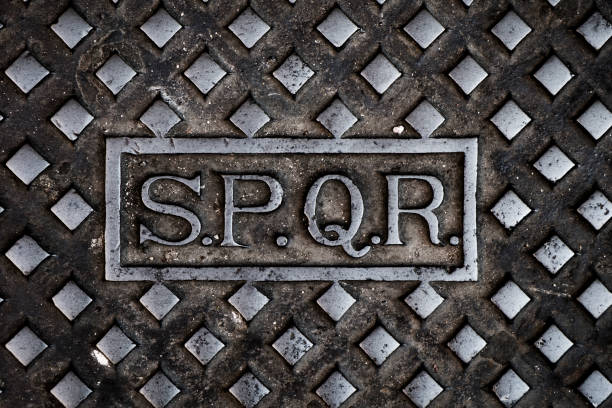 tekst spqr w pokrywie włazu żeliwnego w rzymie - ancient rome text latin script roman zdjęcia i obrazy z banku zdjęć