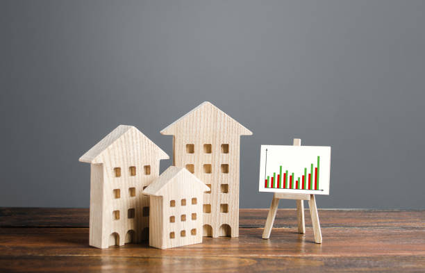 Residential buildings and easel with a positive growth trend chart. Market growth, attracting investment. Raising taxes and house maintenance. Real estate price increases. High demand and value edificios residenciales y calos con un gráfico de tendencia de crecimiento positivo. crecimiento del mercado, atrayendo inversión. aumento de impuestos y mantenimiento de la casa. aumento del precio de los bienes inmuebles. alta demanda y valor