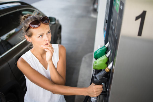 가스 펌프에서 자동차 펌핑 가스 - gasoline fuel pump fossil fuel price 뉴스 사진 이미지
