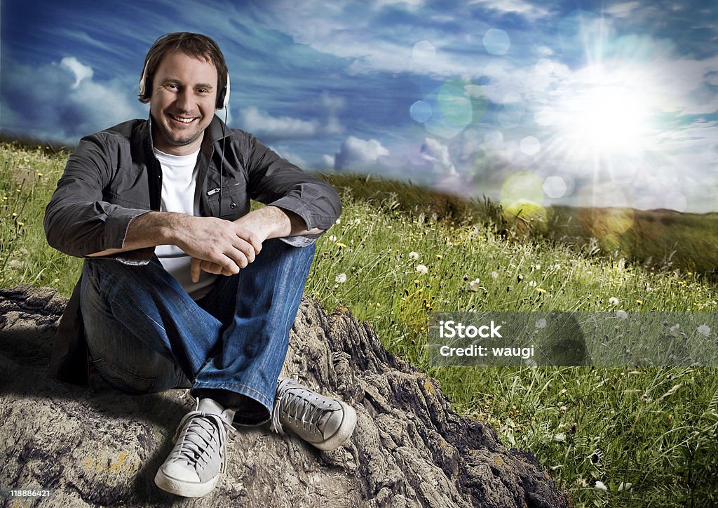 Junger Mann sitzt in der Natur hören Musik - Lizenzfrei Ein Mann allein Stock-Foto