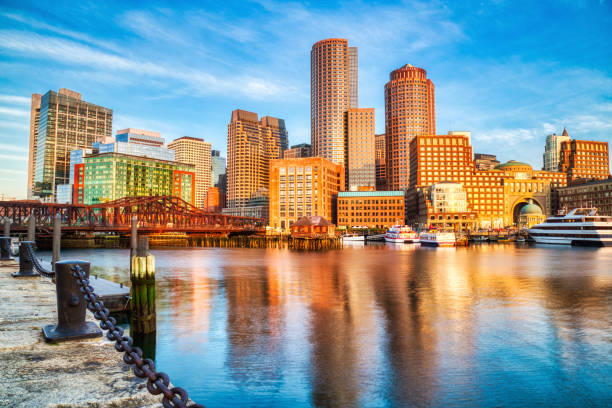 boston skyline z dzielnicą finansową i boston harbor o wschodzie słońca - boston skyline panoramic night zdjęcia i obrazy z banku zdjęć