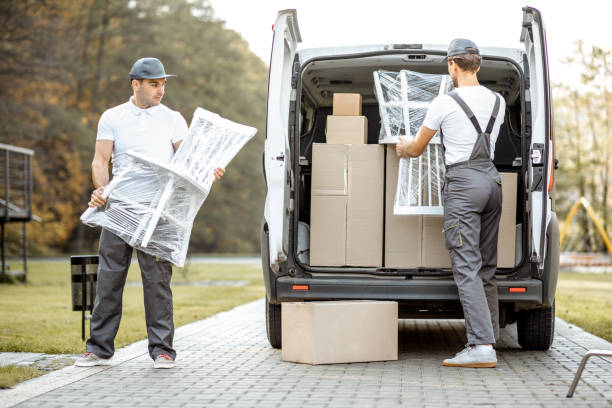 employés de compagnie de livraison déchargeant le véhicule de fourgon de cargaison - moving house physical activity moving van box photos et images de collection