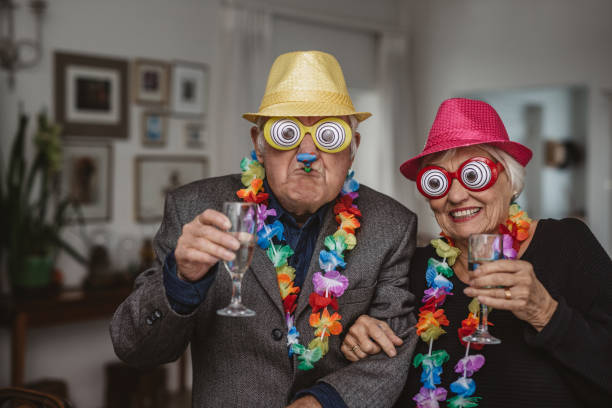 시니어 커플 음주 와 착용 참신 안경 에 a 파티 - party hat 이미지 뉴스 사진 이미지