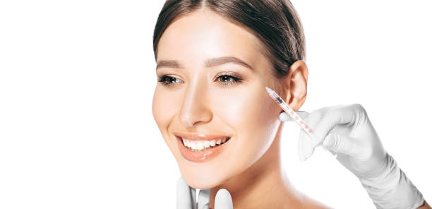 viso femminile con rughe facciali vicino agli occhi con iniezioni di bellezza. iniezioni di tossina botulinica per rimuovere le rughe - attractive female human collagen syringe injecting foto e immagini stock