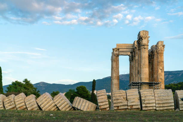 colonne dello zeus olimpionico, atene - zeus olympia statue god foto e immagini stock