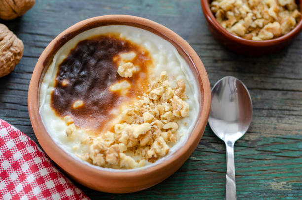 budino di riso turco: sutlac, - rice pudding foto e immagini stock