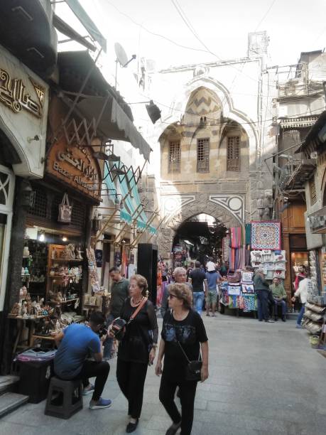 две дамы туристов в хан-эль-халили базар - el khalili стоковые фото и изображения
