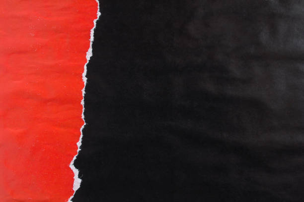 carteles de papel brillante desgarrados y peladas en rojo y negro con trazas de fondo de textura de pegamento. - ripped paper fotografías e imágenes de stock