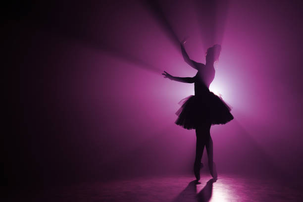 silhouette du ballet de danse de fille de fée dans le tutu sur l'étape devant le projecteur avec la lumière rose colorée de néon. copiez l'espace. peinture volumétrique, scène de fumée. - round toe shoes photos et images de collection