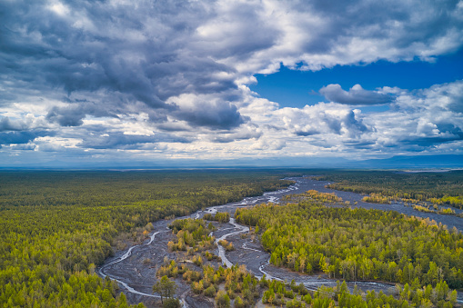 Paisaje de la península de Kamchatka con bosque y río, Rusia photo