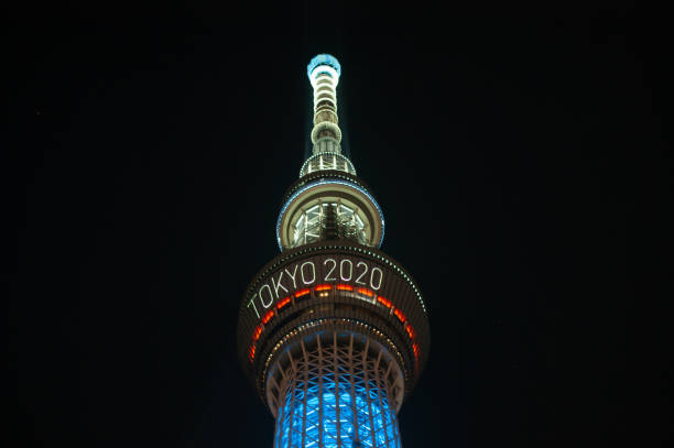 la tour skytree est illuminée la nuit annonçant les jeux olympiques de tokyo 2020. - tokyo prefecture tokyo tower night skyline photos et images de collection