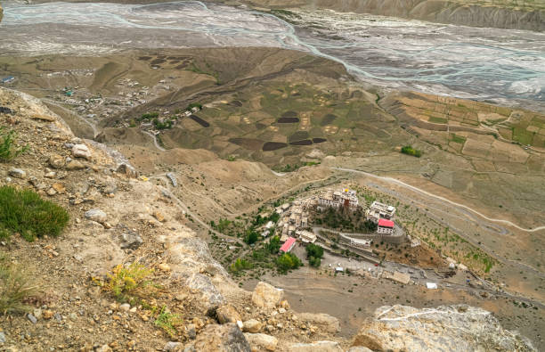 monasterio clave flanqueado por el himalaya y el río spiti en verano, kaza, himachal pradesh, india. - kaza fotografías e imágenes de stock