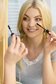 frau-mit-mascara-auf-ihre-wimpern.jpg?b=1&s=170x170&k=20&c=1-DHlBQiNDGBOi5NmFchYjcGVVJ957WMn48Jms6PnLo=