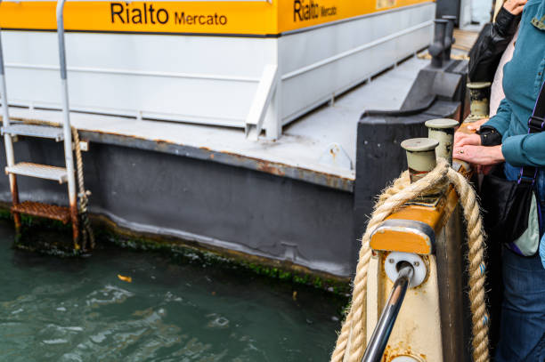 22.10.2019 венеция, италия. моряк швартовки автобусного катера vaporetto, чтобы остановить пирс museo. - gondola venice italy canal sailor стоковые фото и изображения