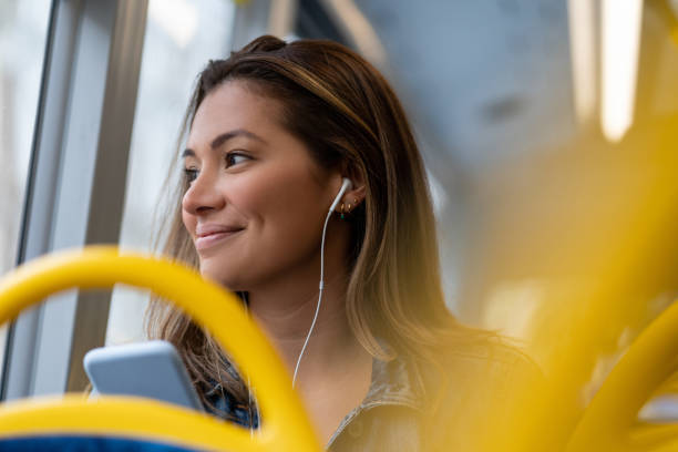 woman listening to music on the bus - women travel destinations london england tourist imagens e fotografias de stock