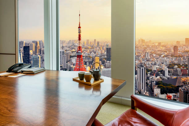 tóquio, japão, vista para arranha-céus através da janela - tokyo prefecture skyline japan panoramic - fotografias e filmes do acervo