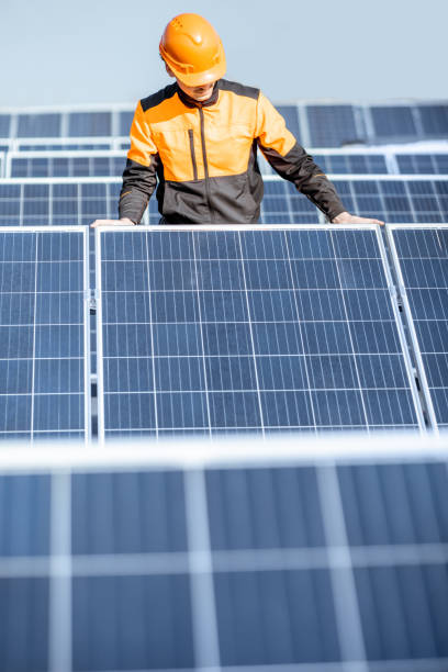 ouvrier sur la station solaire - solar power station solar panel energy electrician photos et images de collection