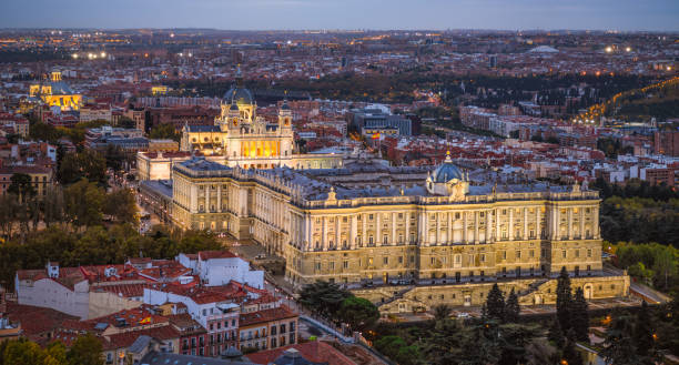 vista aérea del palacio real y la catedral de la almudena al atardecer - palacio espanol fotografías e imágenes de stock