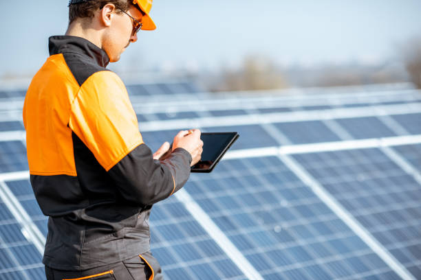 ingeniero de servicio de panel solar en planta eléctrica - orange white audio fotografías e imágenes de stock