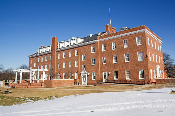 edifício escolar no campus de uma universidade no inverno - petersburg virginia imagens e fotografias de stock