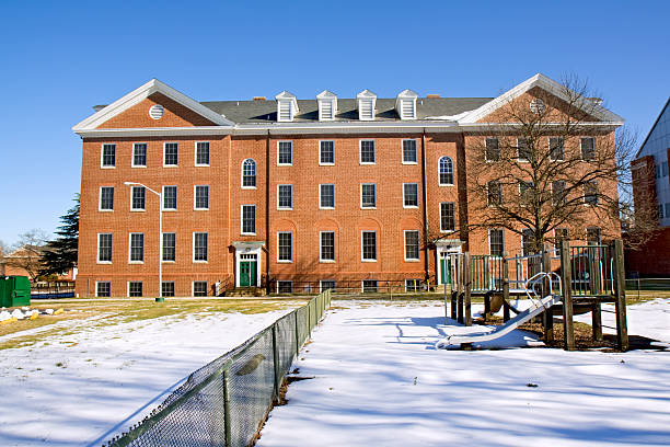 edifício escolar no campus de uma universidade no inverno - petersburg virginia imagens e fotografias de stock