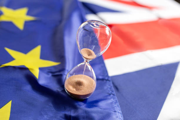 fuera de tiempo para el brexit, reloj de arena sobre la bandera europea y granbre - usa european union flag trading europe fotografías e imágenes de stock