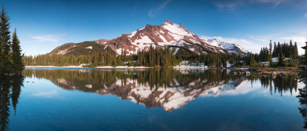 Oregon state, USA con 10,492 pies de altura, el monte jefferson es la segunda montaña más alta de oregón. mount jefferson wilderness area, oregón la nieve cubierta de nieve en el centro de oregon cascade volcán monte jefferson se eleva sobre un bosque de pinos