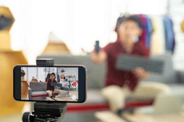 istock Vlogger live review IT product 1188921415