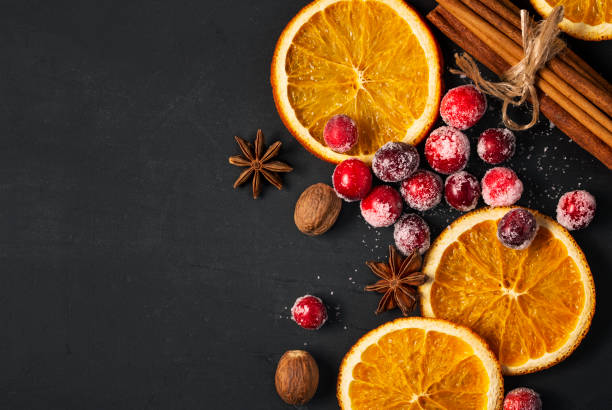 cranberries, getrocknete orangen und gewürze für die feiertage - fruit flavor stock-fotos und bilder