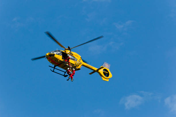 paramédico e uma pessoa ferida que começ levantado acima por um helicóptero - rescue mountain horizontal three people - fotografias e filmes do acervo