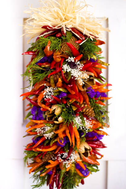 santa fe style: weihnachten rot ristra dekoration mit pinecones - wreath chili pepper pepper ristra stock-fotos und bilder