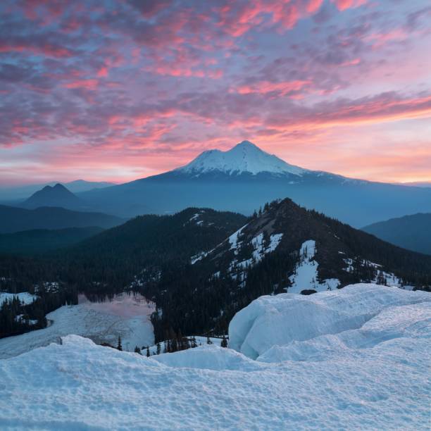 View of Mount Shasta Volcano with glaciers, in California, USA. Panorama from Heart Lake Mount Shasta is a potentially active volcano at the southern end of the Cascade Range in Siskiyou County California, USA siskiyou lake stock pictures, royalty-free photos & images