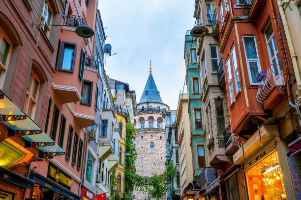 トルコのイスタンブールにあるガラタタワー。 - galata district ストックフォトと画像