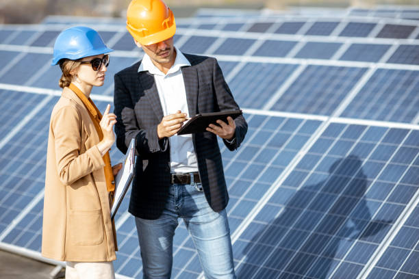 gens d'affaires sur une centrale solaire - solar panel engineer solar power station women photos et images de collection