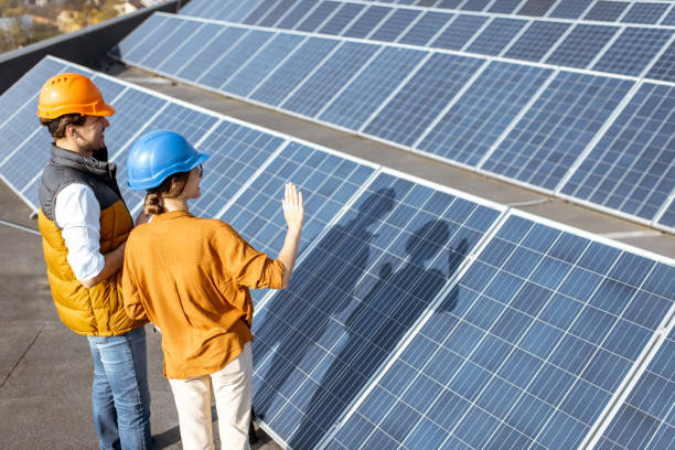 ingénieurs sur une centrale solaire - solar panel engineer solar power station women photos et images de collection