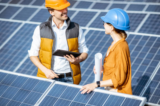 ingénieurs sur une centrale solaire - solar panel engineer solar power station women photos et images de collection