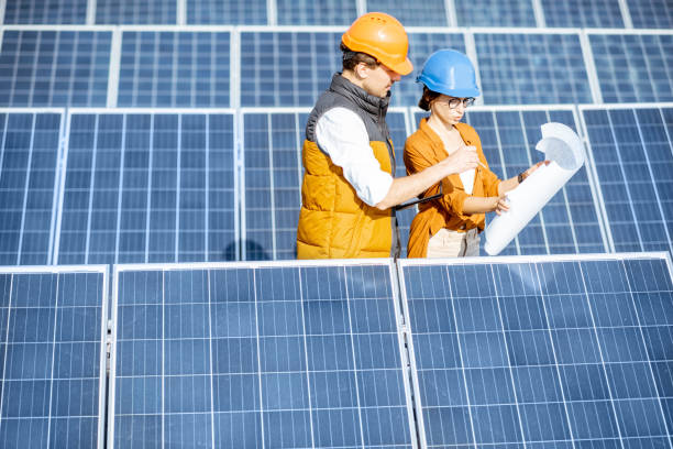 ingénieurs sur une centrale solaire - solar panel engineer solar power station women photos et images de collection