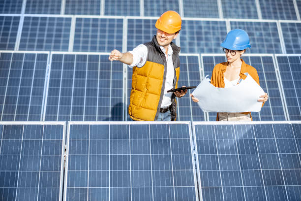 ingénieurs sur une centrale solaire - solar panel engineer solar power station women photos et images de collection