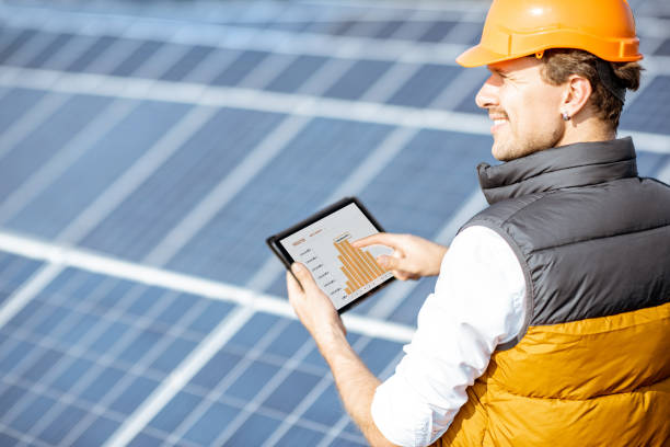 examen de la production d'une centrale solaire avec tablette numérique - solar power station solar panel energy electrician photos et images de collection