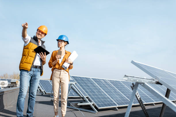 ingénieurs sur une centrale solaire - solar panel engineer solar power station women photos et images de collection