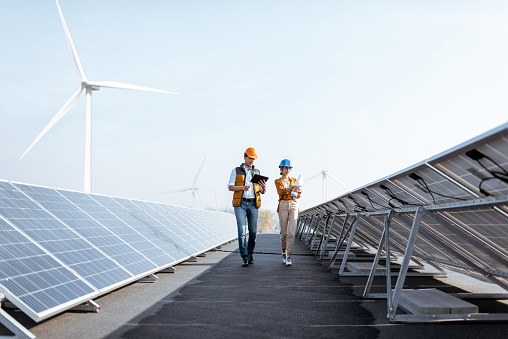 Ingenieros en una planta de energía solar photo