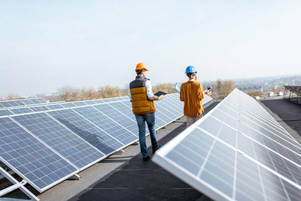 ingénieurs sur une centrale solaire - solar panel engineer solar power station women photos et images de collection