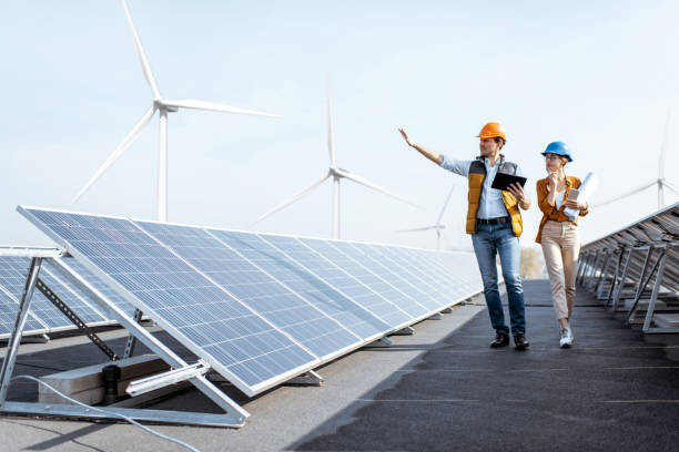 ingenieros en una planta de energía solar - alternative energy electricity wind turbine team fotografías e imágenes de stock