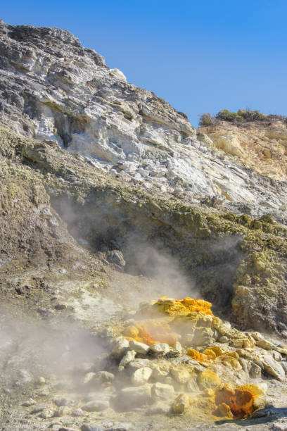 fumarole w kraterze solfatara na polach flogarskich we włoszech - sulphur landscape fumarole heat zdjęcia i obrazy z banku zdjęć