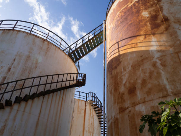 ржавый нефтеперерабатывающий завод - rusty storage tank nobody photography стоковые фото и изображения