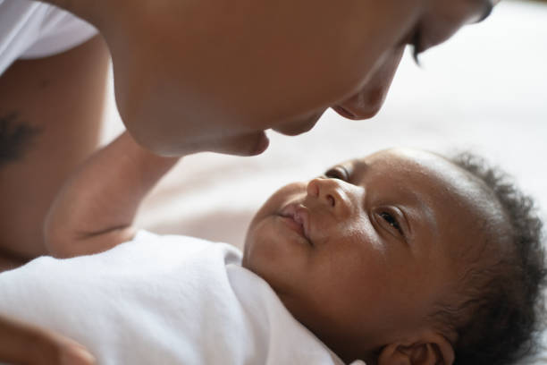 afrykański niemowlę i matka intymny moment zdjęcie stockowe - breastfeeding newborn mother baby zdjęcia i obrazy z banku zdjęć
